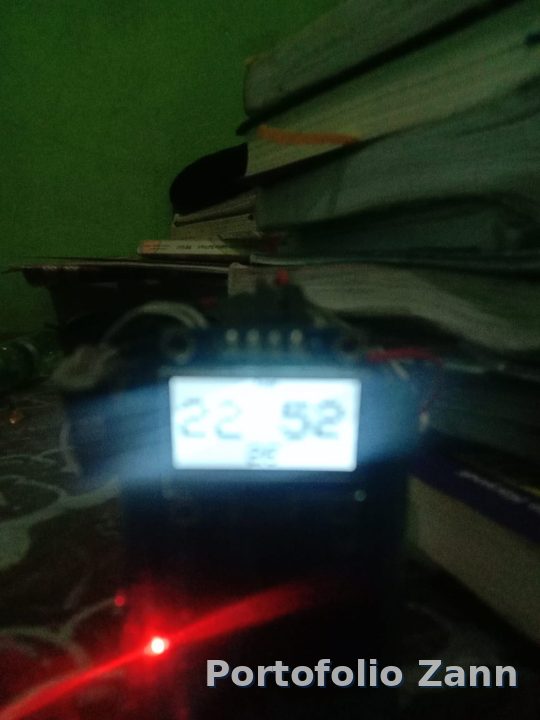 Layar OLED Dasai Mochi menampilkan jam digital